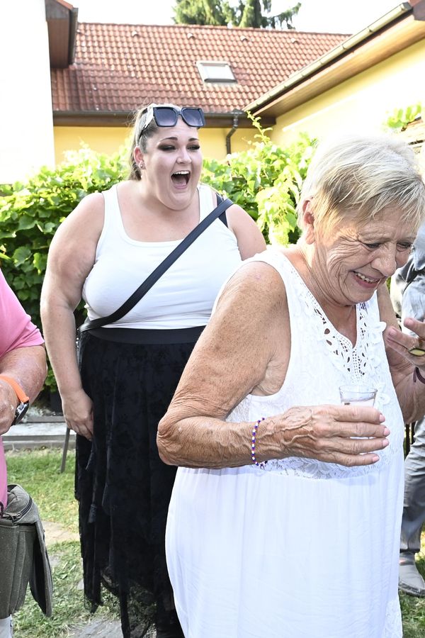 Na zahradní párty tekl alkohol proudem: Královna mejdanu Jaroslava Obermaierová kombinovala pivo a vodku ve 35 stupních - fotka 1/1