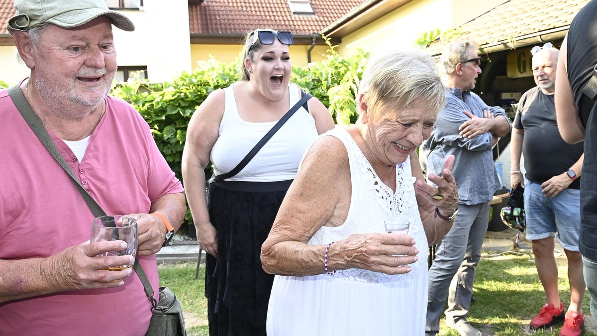 Na zahradní párty tekl alkohol proudem: Královna mejdanu Jaroslava Obermaierová kombinovala pivo a vodku ve 35 stupních