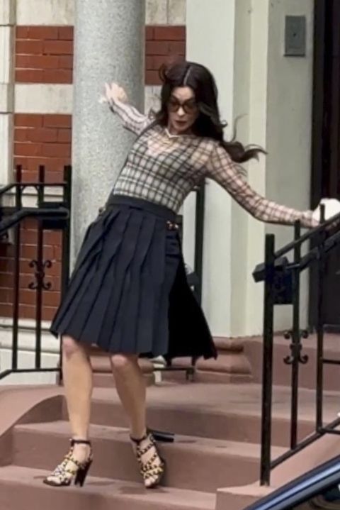 Anne Hathaway se při natáčení Ďábel nosí Pradu 2 skácela na schodech