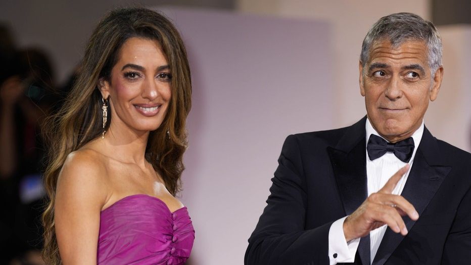 Ráno mu bylo špatně, večer už s krásnou ženou laškoval na premiéře. George Clooney překvapil i poplácáním po zadku