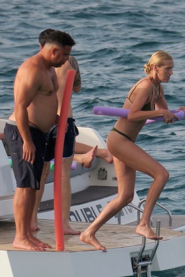 Obtloustlý Ronaldo s panděrem budil rozruch na jachtě. Jeho manželka ukázala sexy zadek a křivky modelky - fotka 1/1