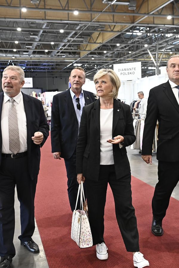 První dáma Eva Pavlová vyrazila v kostýmku na veletrh v Brně: Na maraton po stáncích obula své oblíbené bílé tenisky - fotka 1/1