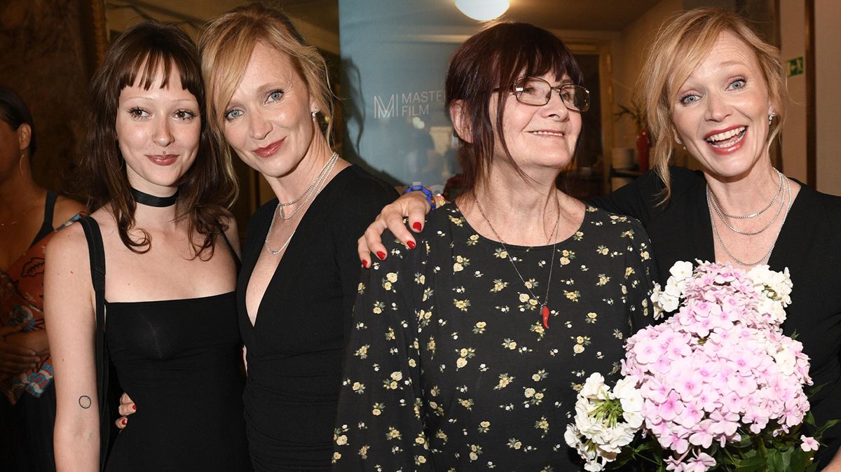 Aňa Geislerová na premiéře s celou rodinou: Herečka vytáhla do společnosti maminku, sestru, manžela i krásnou dceru