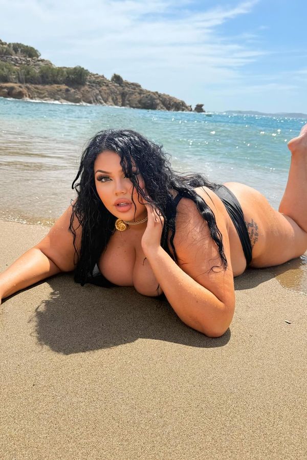 Muži se jí nemohou nabažit, ale jen v soukromí: Vyjít ven se se mnou chlapi stydí, tvrdí 174 kilo vážící influencerka - fotka 1/1