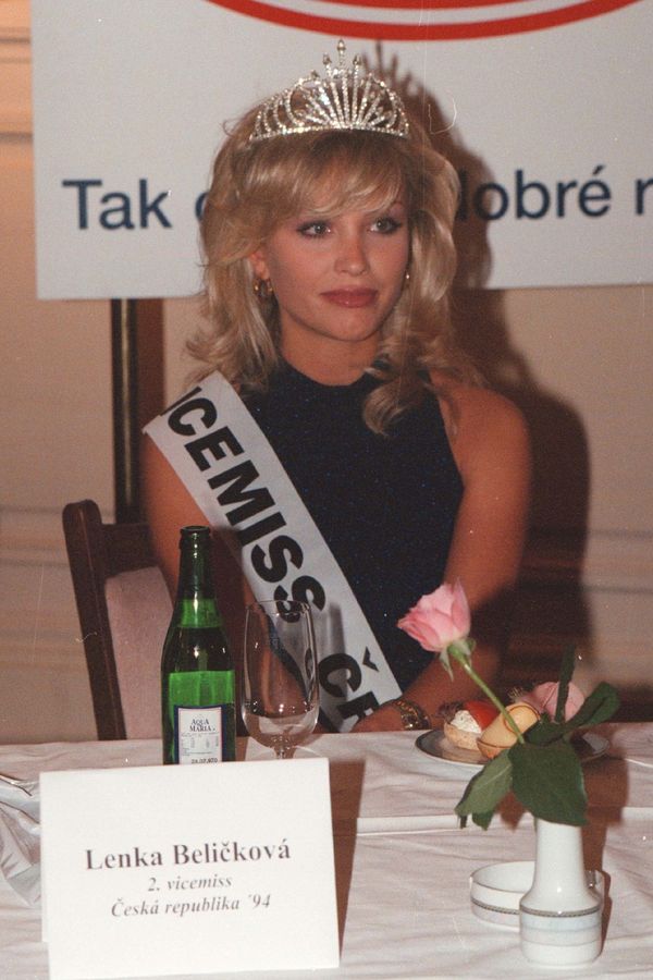 Šokující událost v Karlových Varech. Z hotelového pokoje vyskočila Lenka Beličková. Druhá vicemiss 1994 - fotka 1/1
