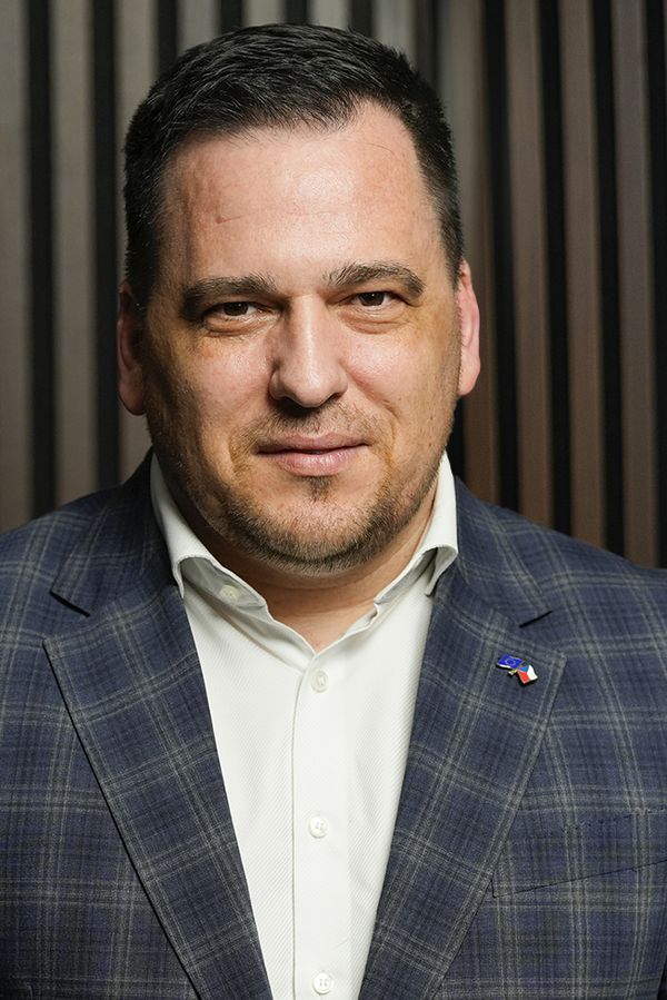 Komunistka Konečná káže o Fialově bídě a sama nosí náušnice za statisíce, vypálil europoslanec. Tohle mu vzkázala - fotka 1/1