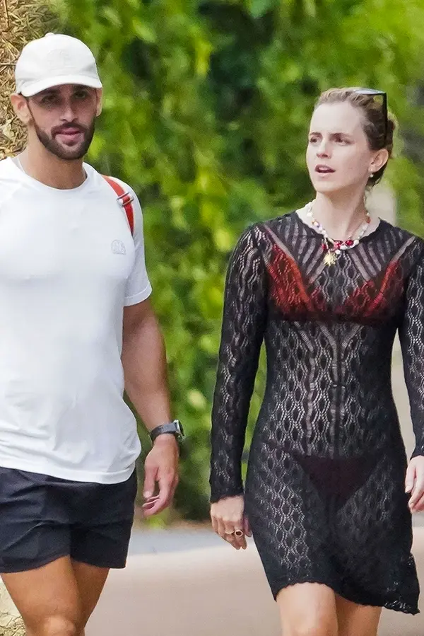 Hermiona umí překvapit! Na výšlap s pohledným trenérem oblékla Emma Watson transparentní šaty a sexy bikiny - fotka 1/1