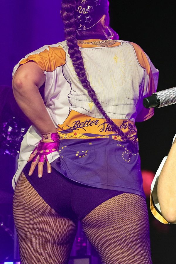 Nelly Furtado vytřela zrak hejtrům. Na pódiu předvedla své kypré a kritizované pozadí jen v kalhotkách!  - fotka 1/1