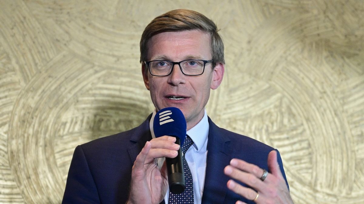 Ministr Kupka vyrazil lovit voliče na kole: Kde máte svého parťáka z dovolené, zeptali se ho. Novotný to nedal