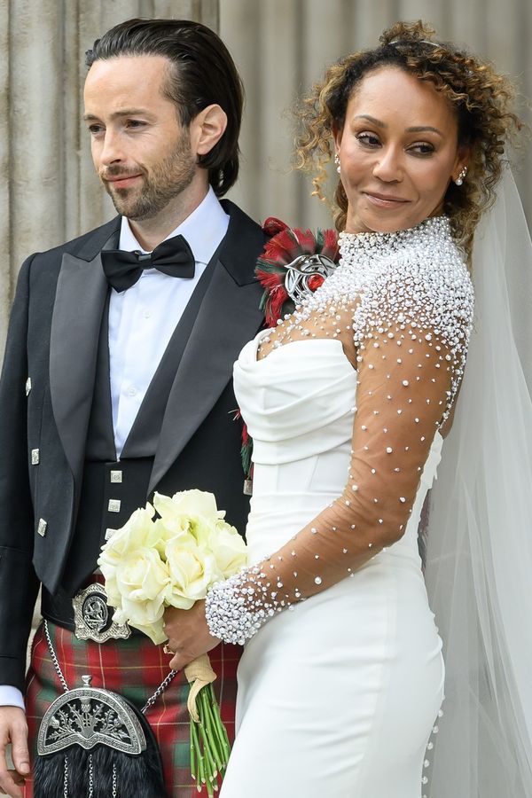 Vypadá prý jako číšník, a navíc jako její syn. Mel B se pochlubila druhou svatbou s kadeřníkem!  - fotka 1/1