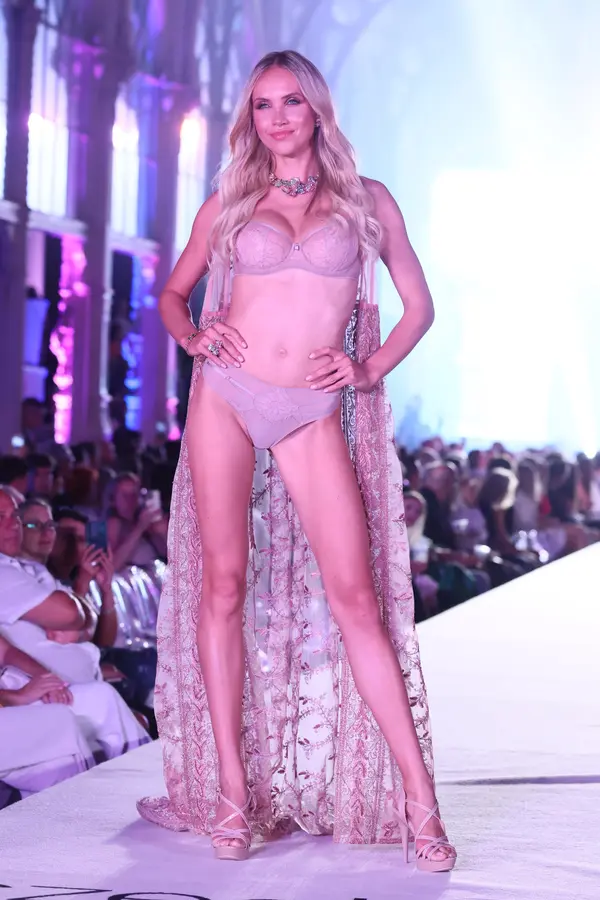 Dýchejte zhluboka! Nová vítězka Miss Universe Michaela Tomanová šestnáct měsíců po porodu předváděla sexy prádlo  - fotka 1/1