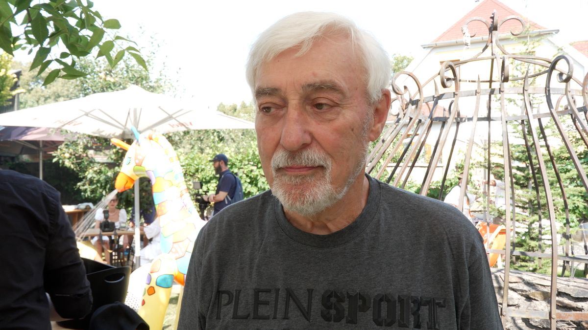 Jan Rosák s manželkou na letní party: Moderátor velmi překvapil svou štíhlou postavou!