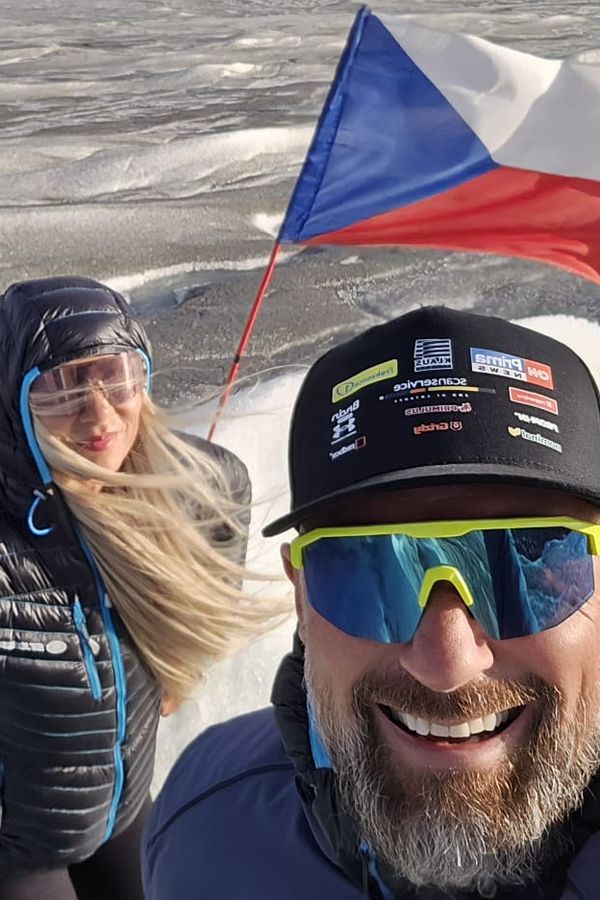 To byla svatební cesta! Moderátor čelil útokům komárů, bažinám a nemohl se dostat zpět do Česka - fotka 1/1