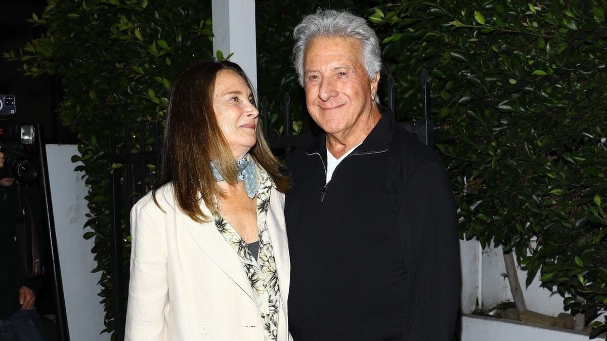Dustin Hoffman oslavil 88. narozeniny a svou mladší půvabnou ženu si pořád vodí za ruku. A její pohled?