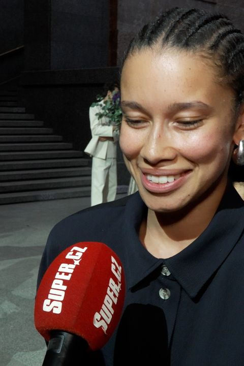 Tahle modrooká mulatka je vnučkou Reginy Rázlové. Emilie Diatta se prosazuje jako režisérka 
