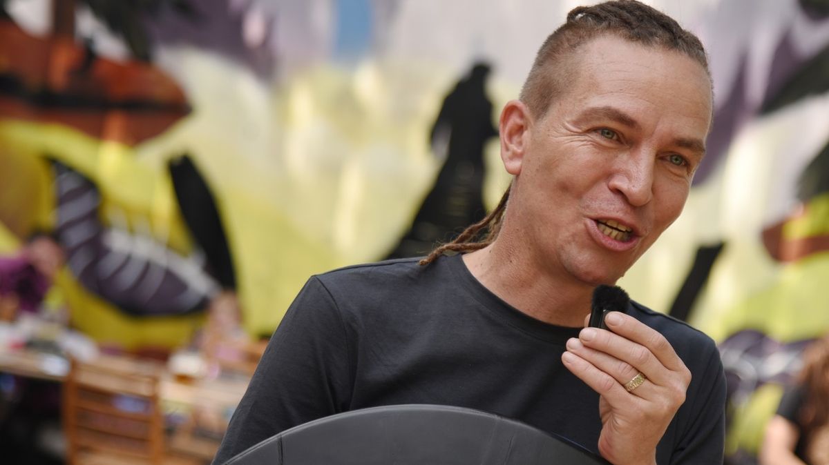 Pokecej a pádluj aneb bizár s Pirátem Bartošem: Na loď vzal i Sugar Denny, bez tun líčidel byla k nepoznání