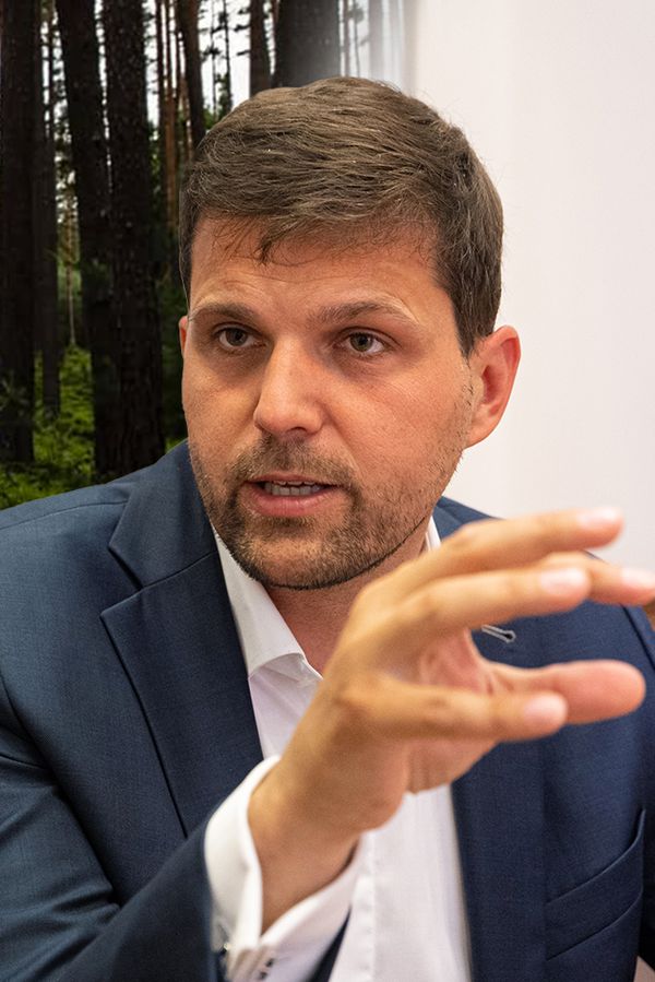 Ministr Hladík chválí lesní kampaň s Kuchařovou v borůvčí: Splnila, co měla. Co řekl na obranu sexy krásky? - fotka 1/1