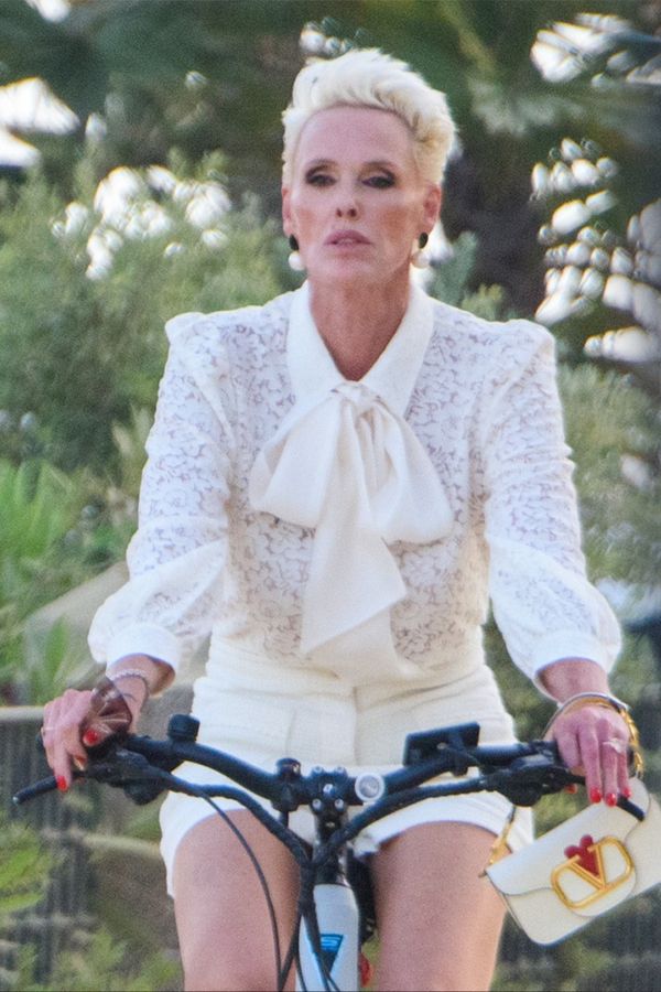 Na Rudou Sonju na kole všichni jen zírali: Brigitte Nielsen (62) na jehlách brázdila Marbellu v kratičkých šortkách - fotka 1/1