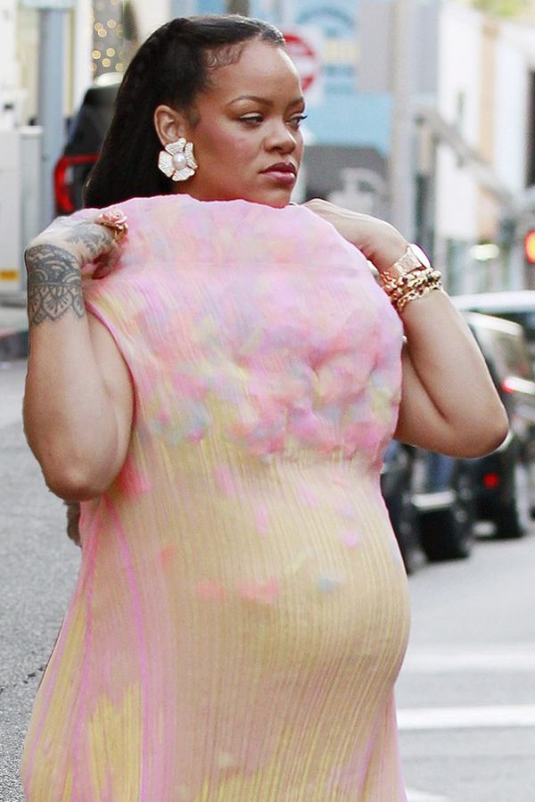 Rihanně se smějí za poslední těhotenský outfit a radí jí okamžitě vyhodit stylistu. Co si o tom myslíte vy? - fotka 1/1