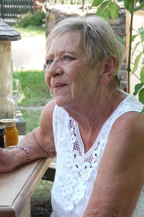 Jaroslava Obermaierová se nehne z chalupy: „Nedělám vůbec nic, práce ničí člověka.“ Dopřála si pivo i panáka 