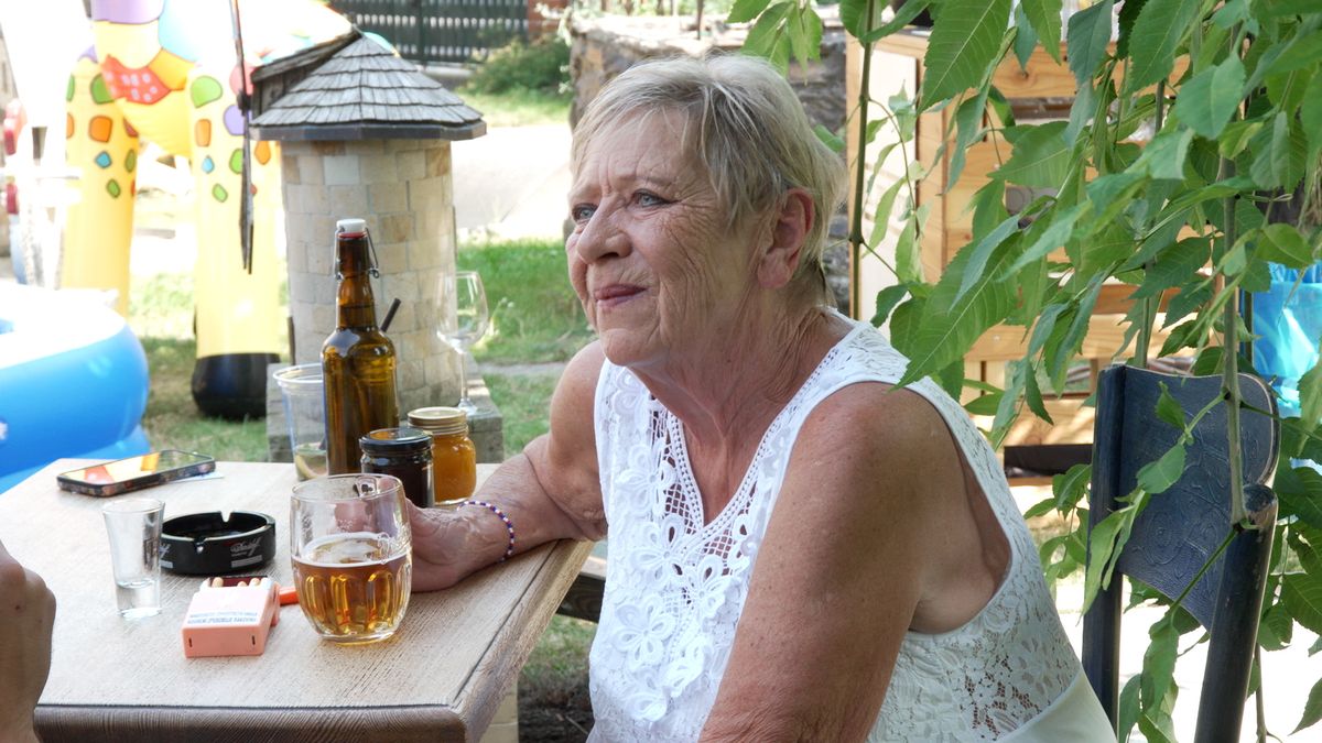 Jaroslava Obermaierová se nehne z chalupy: „Nedělám vůbec nic, práce ničí člověka.“ Dopřála si pivo i panáka