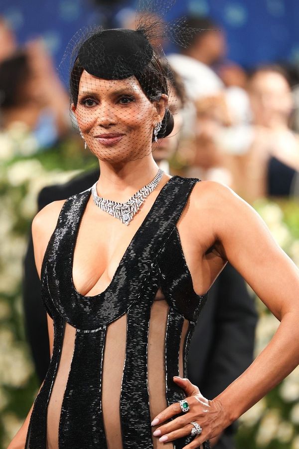 Po menopauze dře Halle Berry ve fitku jako kůň: Fanoušky teď rozhicovala fotkou z pouště - fotka 1/1