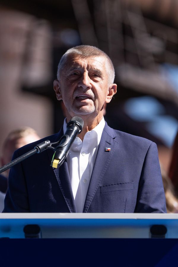 Pozdě Maybacha honiti: Andrej Babiš v hopsajícím autě hlásí comeback a slibuje něco, co nejde splnit. Vysmáli se mu - fotka 1/1
