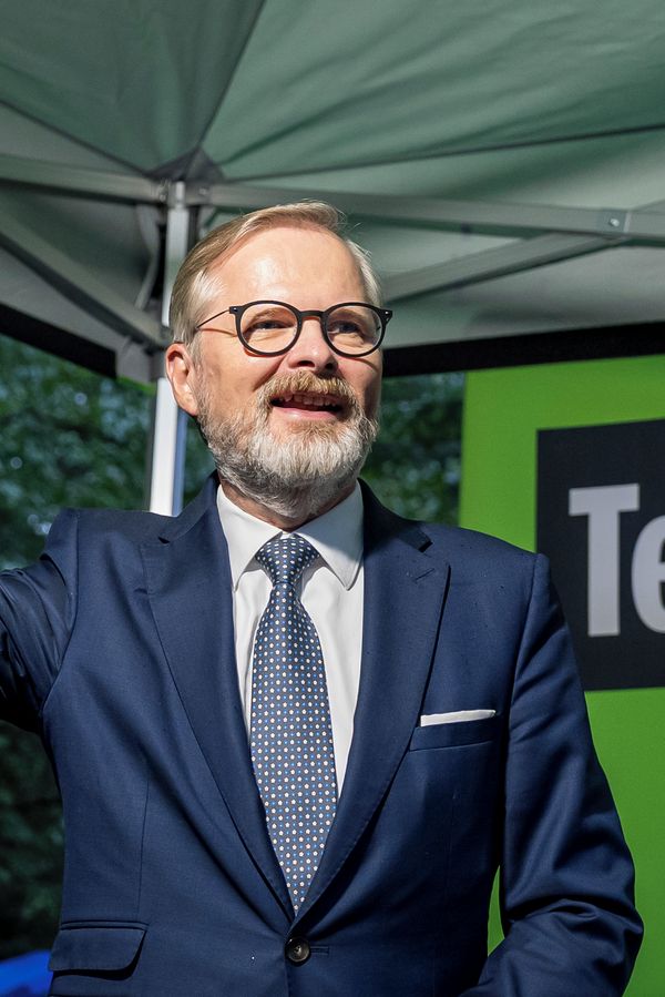 Sekání trávy i výšlap na Ještěd: Expremiér Fiala řekl, proč bez košile nedá ani ránu. Teď už ho chápou i hejtři - fotka 1/1
