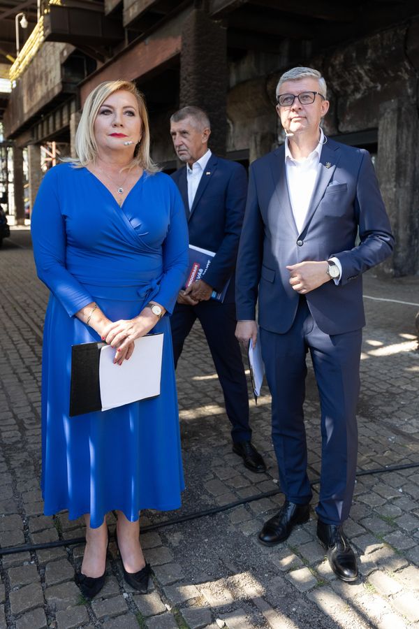 Babiš a jeho muži na židli roztočili ženy v čele se Schillerovou: Tohle už je trapné, cirkus, vzkázali mu - fotka 1/1
