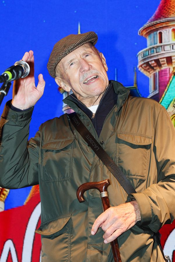 Petr Nárožný po několika měsících opět ve společnosti. Tak herec vypadá rok po vážném úrazu - fotka 1/1