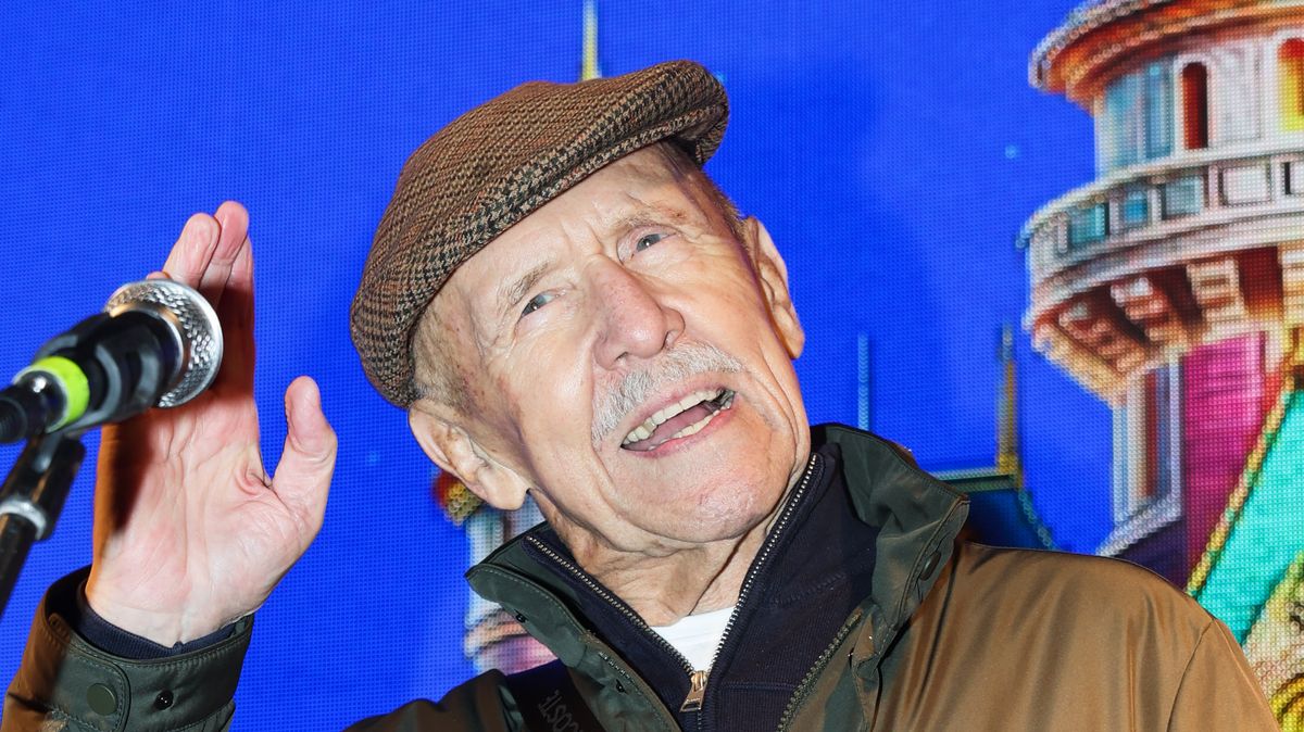 Petr Nárožný po několika měsících opět ve společnosti. Tak herec vypadá rok po vážném úrazu