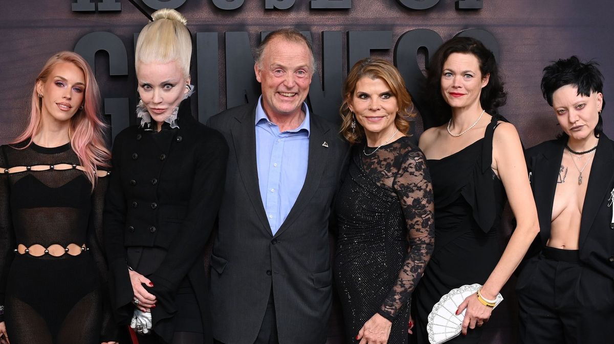 Na premiéře Rodu Guinnessů šokovali skuteční členové Guinnessovy rodiny: Účes ‚lebkoun‘, mrtvolný vzhled i holý hrudník!