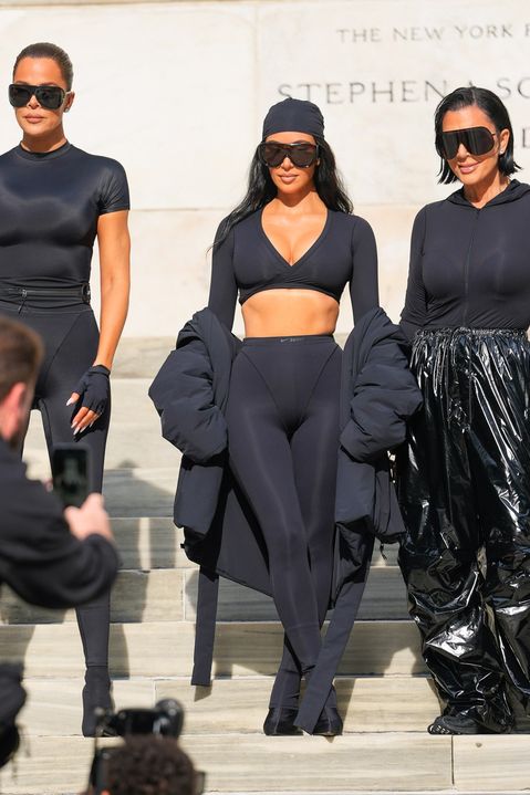 Knížku si ten den moc lidí nepůjčilo: Schody newyorské knihovny obsadil klan Kardashianů v oblečcích fitness agentek