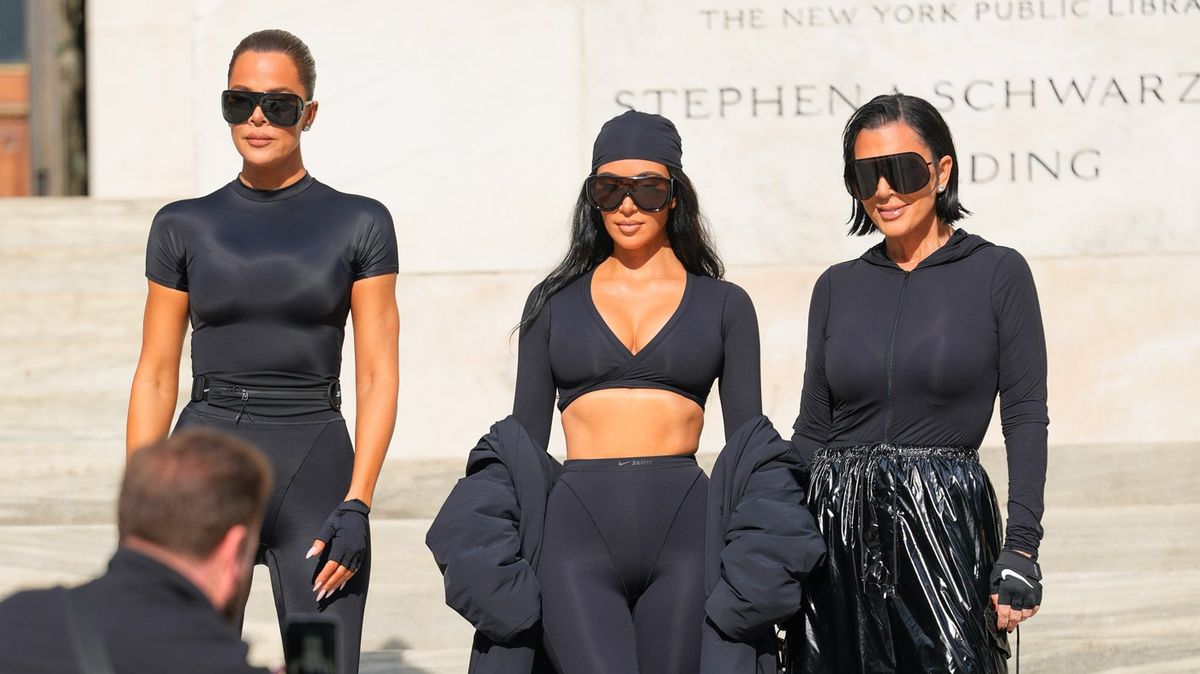 Knížku si ten den moc lidí nepůjčilo: Schody newyorské knihovny obsadil klan Kardashianů v oblečcích fitness agentek