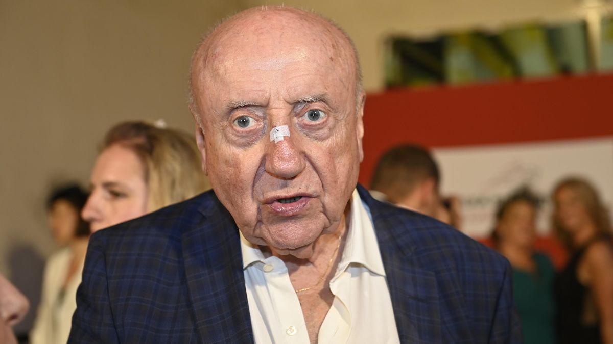 Syn Patrasové a Slováčka má po operaci střev. Trápí ho stejná nemoc jako Havla. V rukou lékařů byl i jeho otec Felix