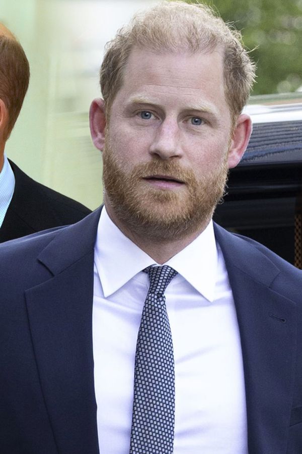 Princ Harry přijel do Londýna bez fanfár. Rodina ho zatím ignoruje.  William s Kate ho těsně minuli a král odjel do Skotska - fotka 1/1