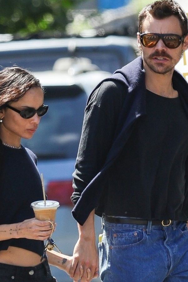 Prý kamarádi s výhodami… Zoë Kravitz už představila Harryho Stylese tátovi Lennymu. Zpěvák si na to vzal síťovaný topík - fotka 1/1