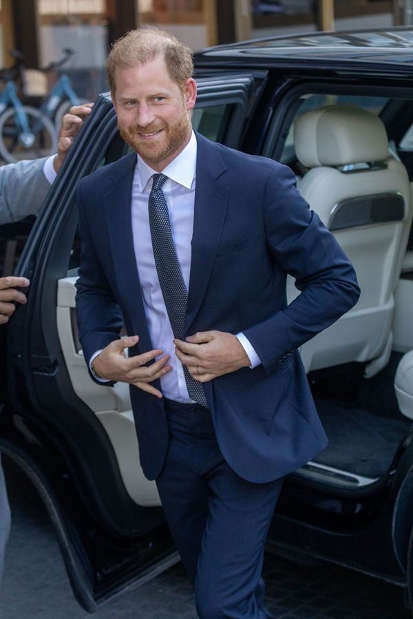 Princ Harry přijel do Londýna bez fanfár. Rodina ho zatím ignoruje.  William s Kate ho těsně minuli a král odjel do Skotska - fotka 1/1