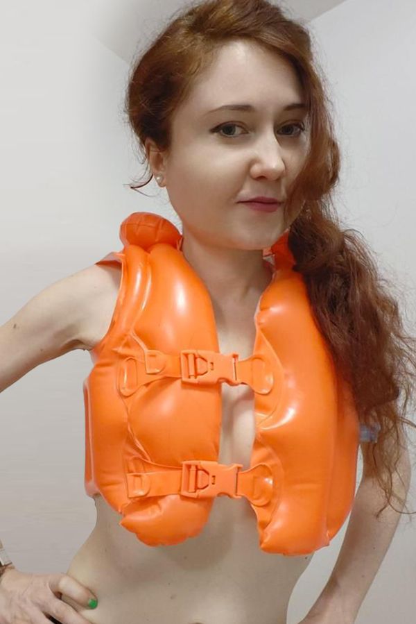 Eva Toulová nezklamala: Na premiéru vyrazila polonahá a v dětské plovací vestě - fotka 1/1