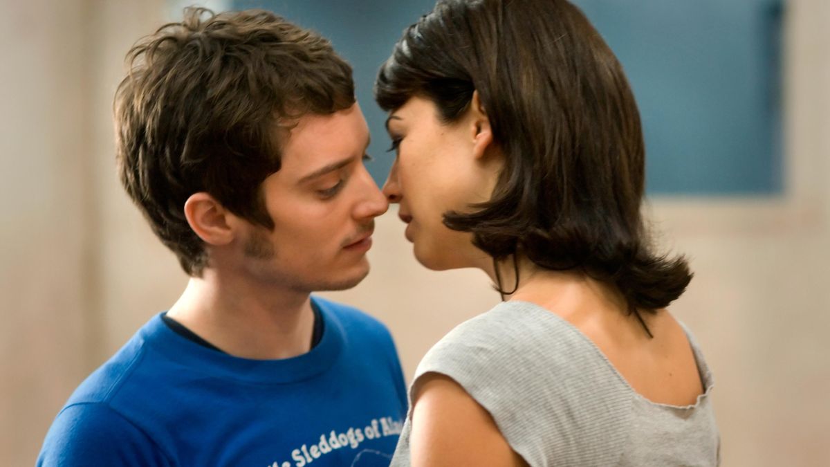 Frodo na špagetách! Elijah Wood v Oxfordu řešil vraždy a snídal těstoviny přímo z nahého těla kolegyně