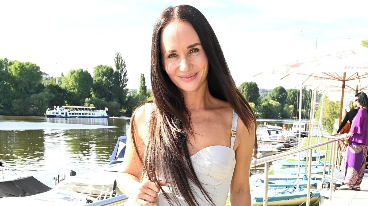 Jsi svázaná jak kuřecí roláda, rýpnul si její manžel. V těchto plavkách Sandra Nováková ukázala opravdu hodně!