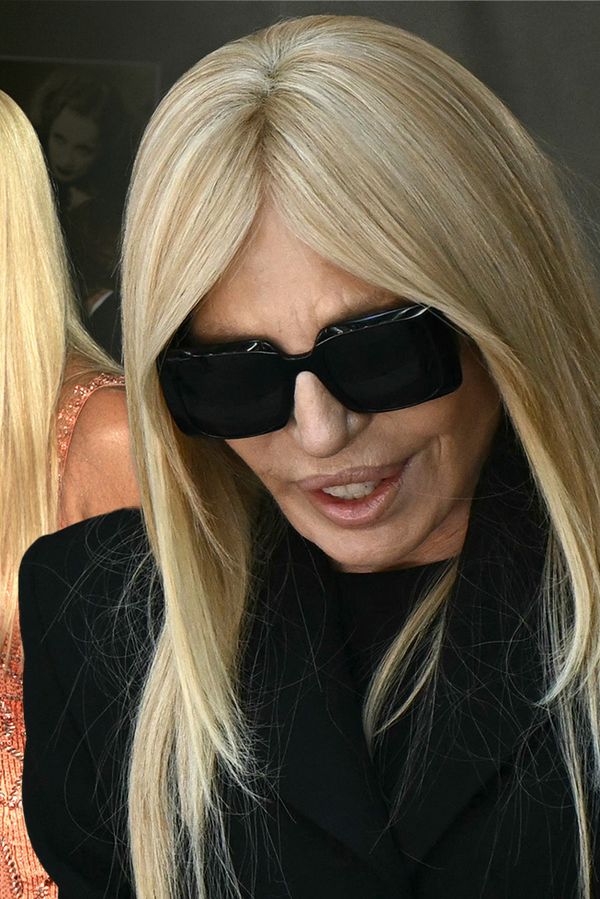 Miláno se loučí s velikánem módy: Poslední sbohem Armanimu přiletěla dát i Donatella Versace. Tvář skrývala za brýlemi - fotka 1/1