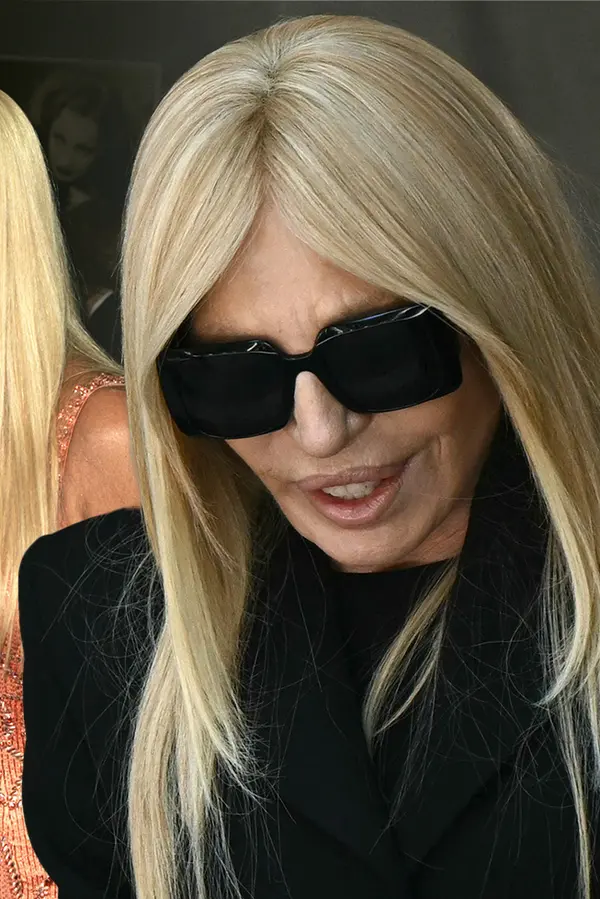 Poslední sbohem velikánovi módy Armanimu přiletěla dát i Donatella Versace. Dojetí skrývala za brýlemi - fotka 1/1