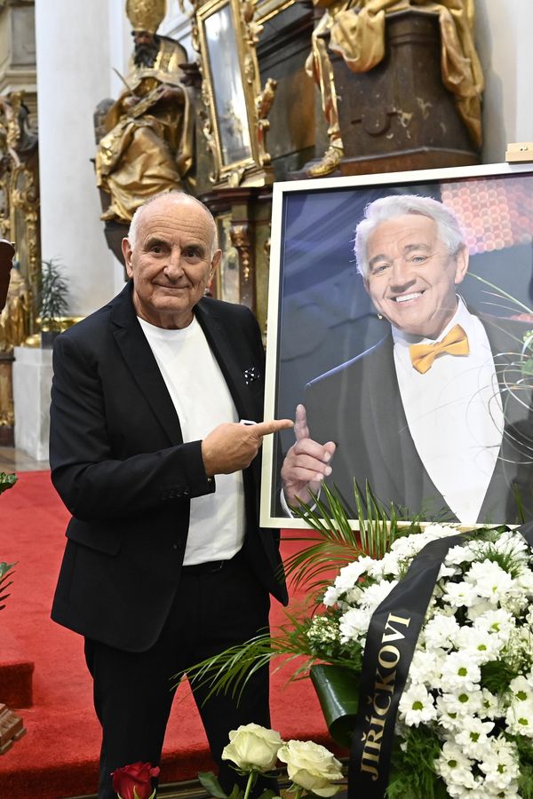 Zádušní mše za Jiřího Krampola. Jeho manažer uspořádal měsíc po pohřbu další obřad, dorazil Vágner, Drobný i Grossová - fotka 1/1