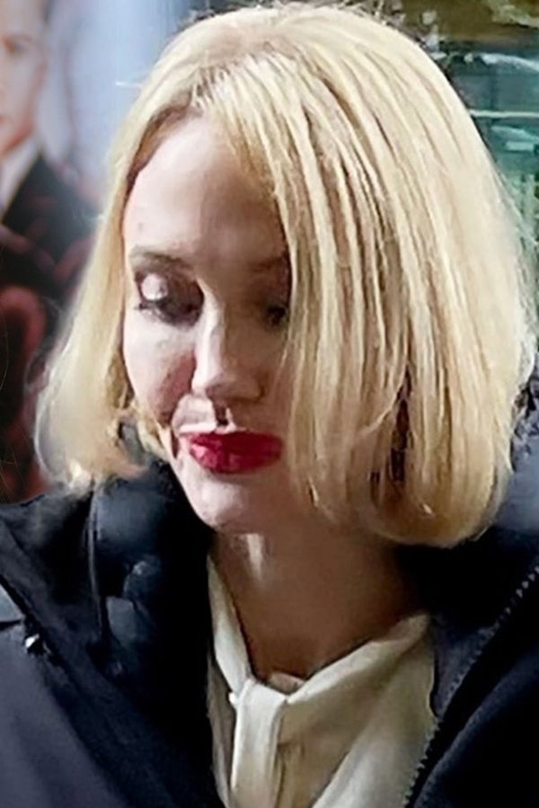 Z Angeliny Jolie je po padesátce blondýna s mikádem. Svou proměnou totálně rozdělila fanoušky. Co vy na to? Hlasujte! - fotka 1/1
