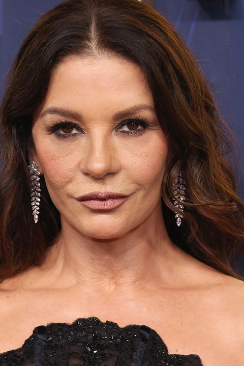 Catherine Zeta-Jones po nevhodném komentáři k chlapci vzbudila rozruch i na Emmy: Pod průsvitnou róbou neměla prádlo