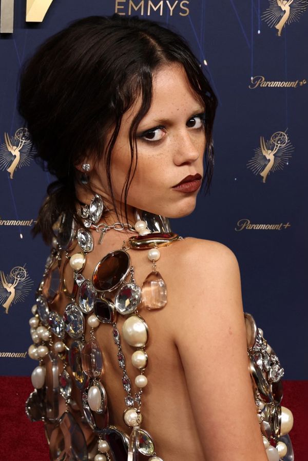 Jenna Ortega se na Emmy odhalila po vzoru Isabelly Rossellini: Mrtvolný pohled ale fanoušci neocenili - fotka 1/1