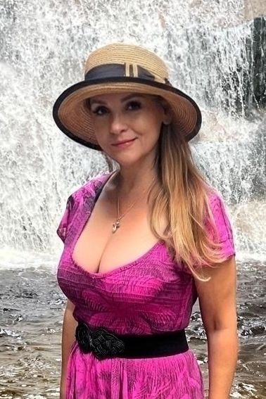 Této hříšně svůdné cácorce je 58. Magda Malá přeprala fyzikální zákony přitažlivosti - fotka 1/1