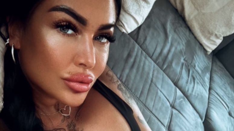 Fanouškům zpříjemnila den: Marie Růžičková dala opět na odiv svůj nadupaný dekolt. Nechyběla svůdná póza