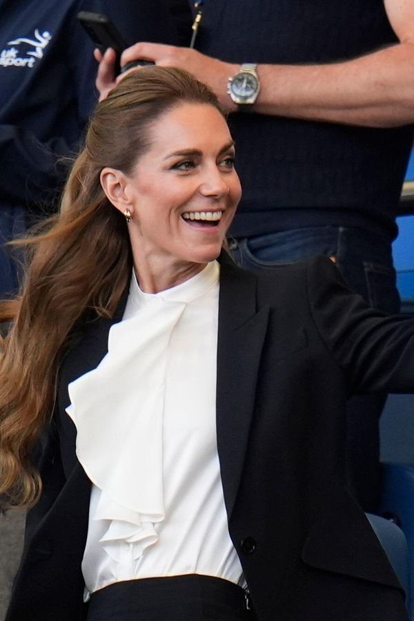 Toto má být ta stárnoucí Kate? Princezna všem vytřela zrak i se světlejšími vlasy! Vypadala úžasně a v jednom kuse se smála - fotka 1/1